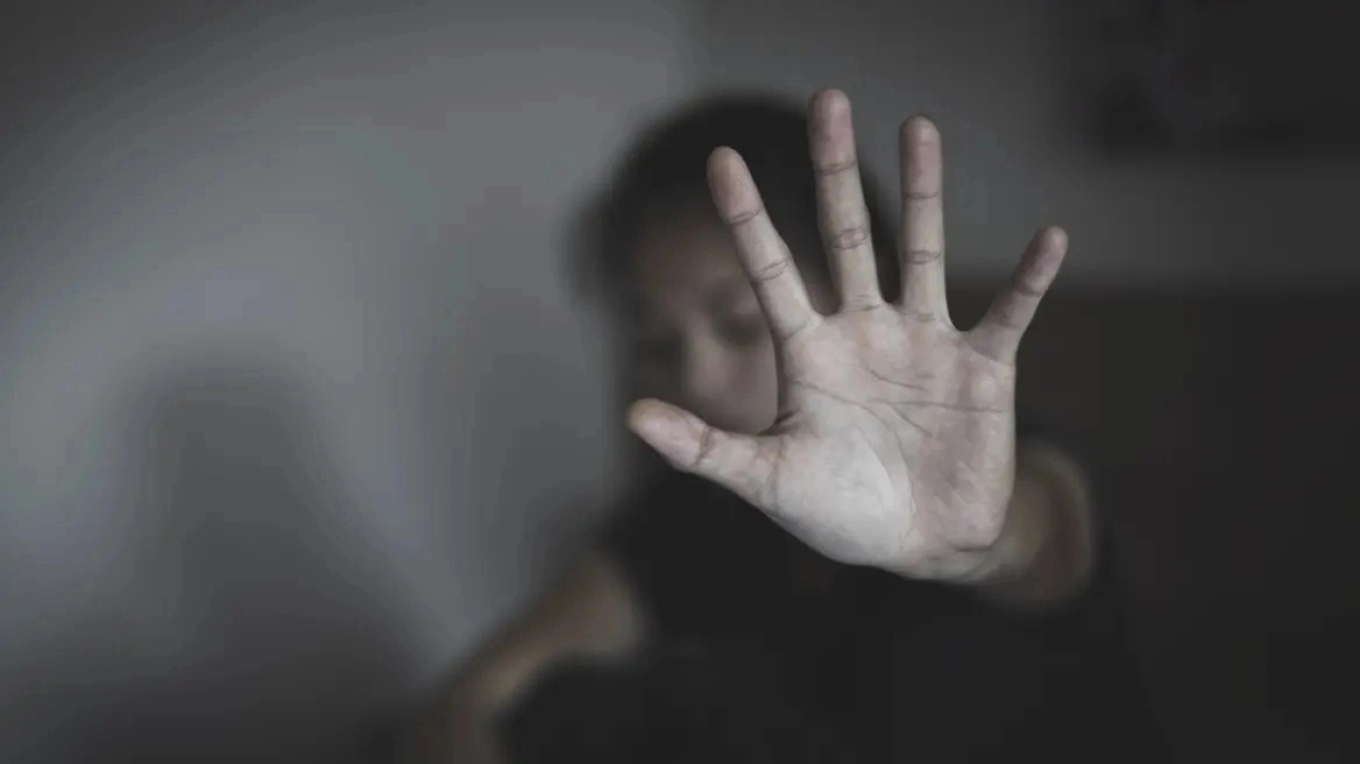 Θεσσαλονίκη: Μητέρα χτυπούσε και έβριζε την πεντάχρονη κόρη της επειδή ήθελε να γραφτεί σε ιδιωτικό και όχι σε δημόσιο σχολείο