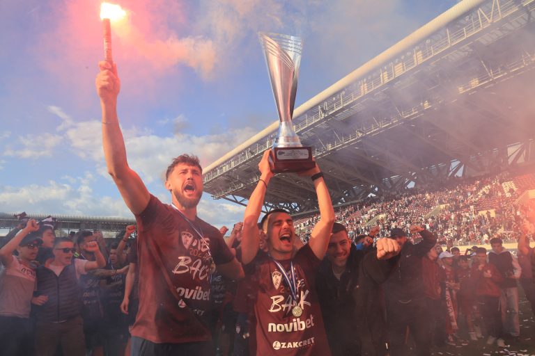 Χαμός στη Λάρισα για την επιστροφή της ΑΕΛ στα «σαλόνια»! (Video)