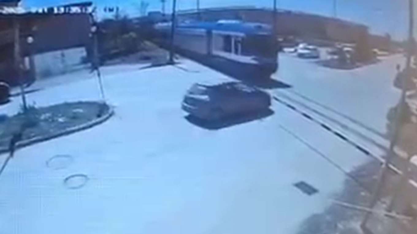 Πάτρα: Τι λέει ο σύζυγος της γιατρού που το ΙΧ της συγκρούστηκε με τρένο