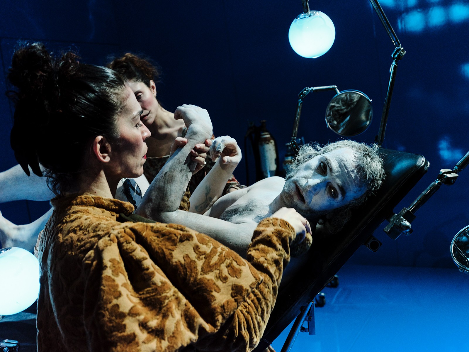 Άρης Σερβετάλης στην Karfitsa: O άνθρωπος θελημένα «σκότωσε» τον Θεό για να μην ελέγχεται