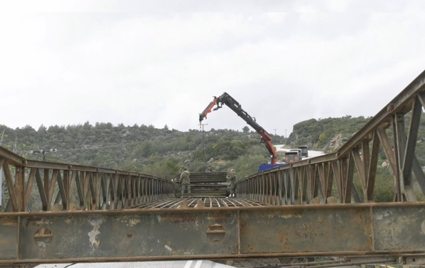 Χαλκιδική: Στρατιωτική γέφυρα συνδέει ξανά την Τορώνη με τη Συκιά (ΦΩΤΟ)
