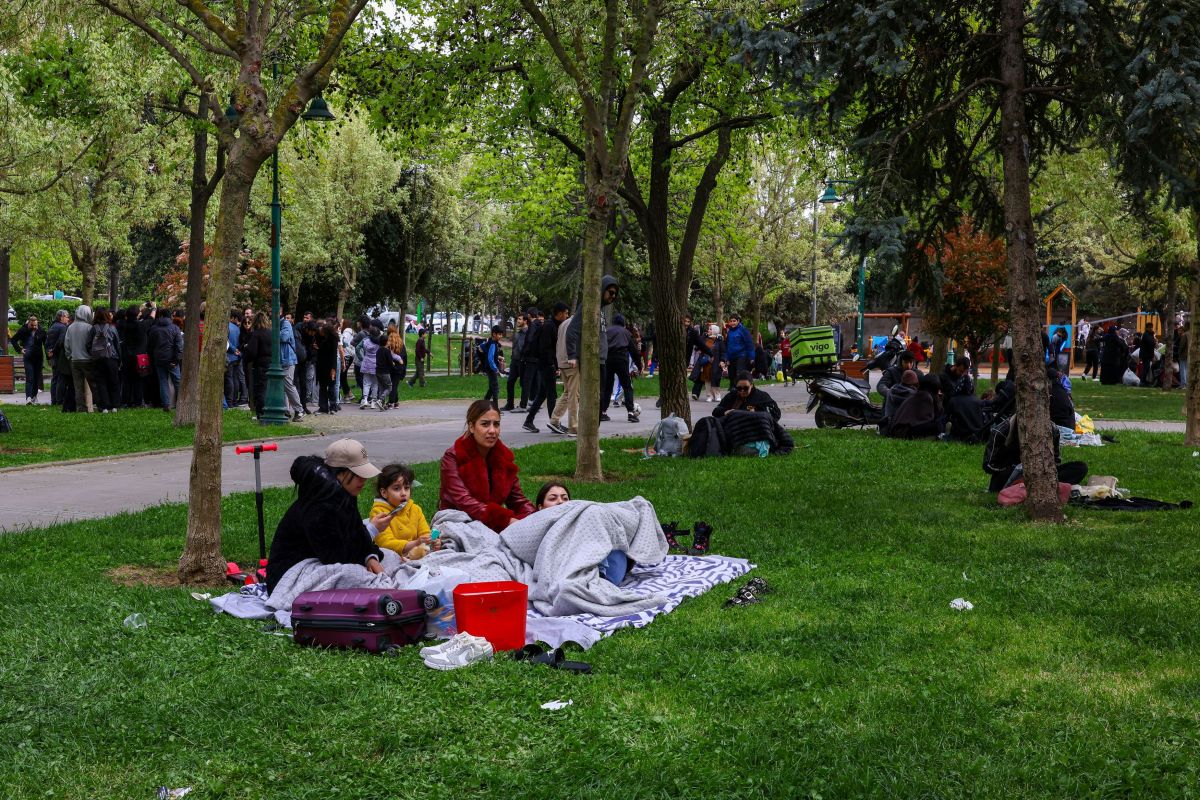 Φόβος και ανησυχία μετά τον σεισμό στην Κωνσταντινούπολη – Δύσκολη νύχτα σε σκηνές και πάρκα