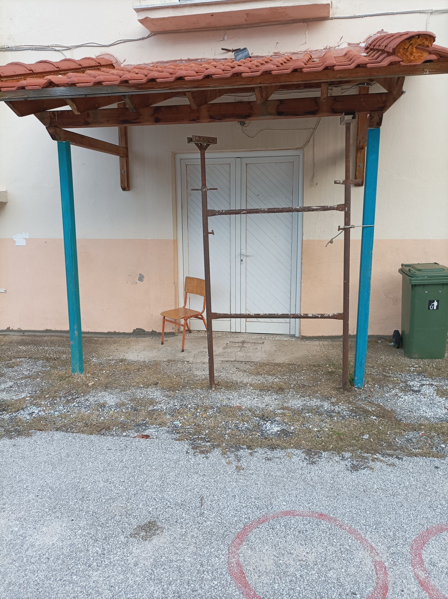 Θάσος: Σκέπαστρο σχολείου στηρίζεται επι 4 μήνες σε …σκαλωσιά – Διαμαρύρονται οι γονείς (ΦΩΤΟ)