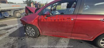 Τροχαίο στον δρόμο προς Χαλκιδική – Αυτοκίνητο έπεσε πάνω σε σήμανση εργοταξίου (φωτό)