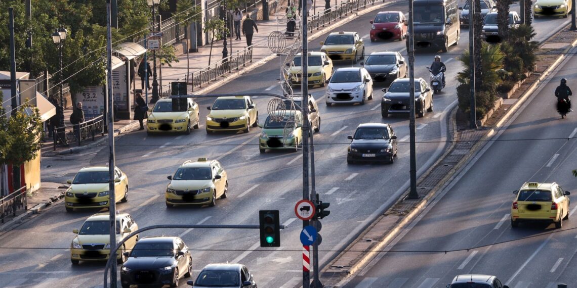 Κινητό, κράνος και κόκκινο φανάρι: Τσουχτερά πρόστιμα στον νέο ΚΟΚ