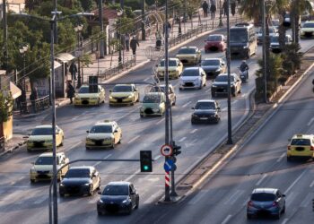 Κινητό, κράνος και κόκκινο φανάρι: Τσουχτερά πρόστιμα στον νέο ΚΟΚ
