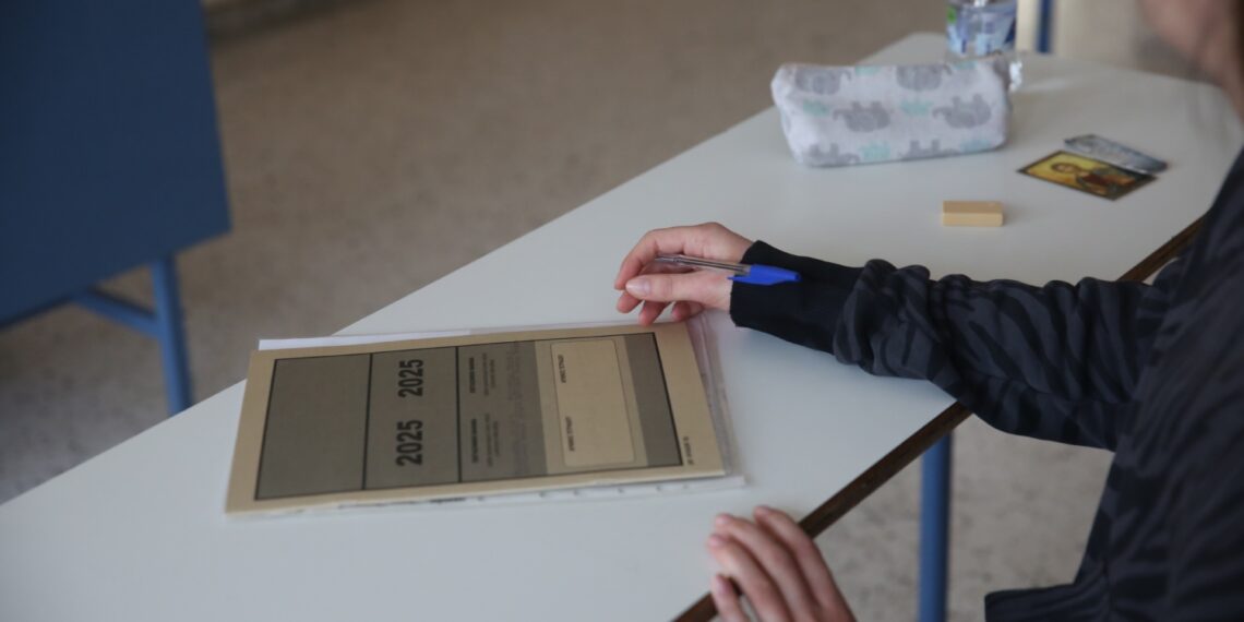 Πανελλαδικές 2025: Τα θέματα και οι απαντήσεις σε Νεοελληνική Γλώσσα και Λογοτεχνία για τα ΓΕΛ