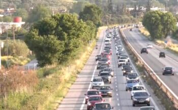 Επιστρέφουν οι εκδρομείς από τη Χαλκιδική – Έντονη κίνηση στην ΕΟ Θεσσαλονίκης Ν. Μουδανιών