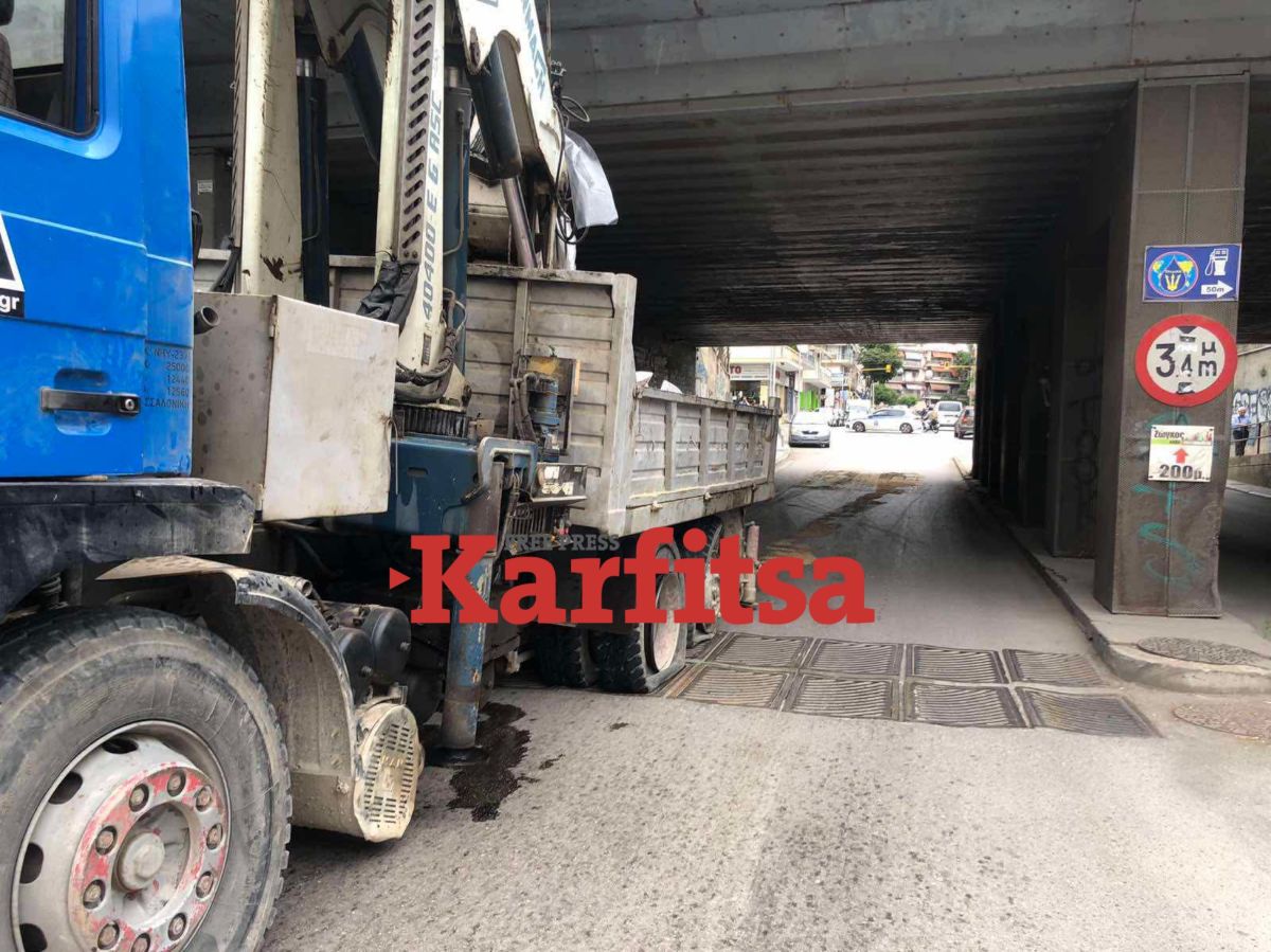 Θεσσαλονίκη: Φορτηγό κόλλησε κάτω από γέφυρα (ΦΩΤΟ+Video)