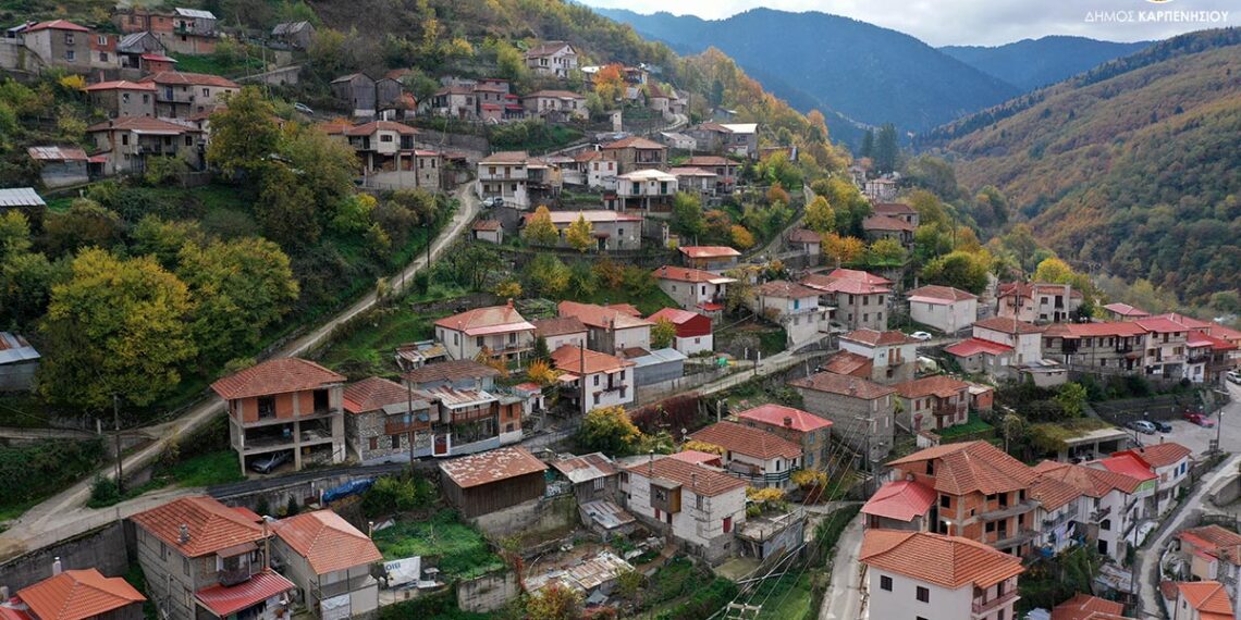 Φουρνά Ευρυτανίας: Η δασκάλα και ο ιερέας που έλυσαν το δημογραφικό πρόβλημα του χωριού