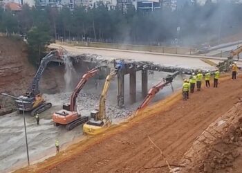 Κατεδαφίζεται η γέφυρα Περραιβού στην Περιφερειακή Οδό – Βίντεο από το σημείο