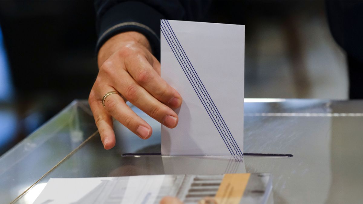 Δημοσκόπηση: Σε «φουρτούνες» η κυβέρνηση, «στα βράχια» η αντιπολίτευση