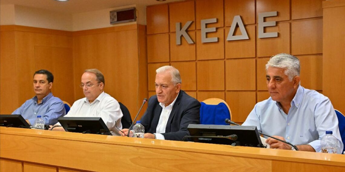 ΚΕΔΕ προς κυβέρνηση: «Ναι στις αρμοδιότητες, αλλά με πόρους – όχι με πρόστιμα» (Video)