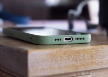 Η Εσθονία όχι μόνο δεν απαγορεύει τα κινητά στα σχολεία, αλλά βάζει και την τεχνητή νοημοσύνη