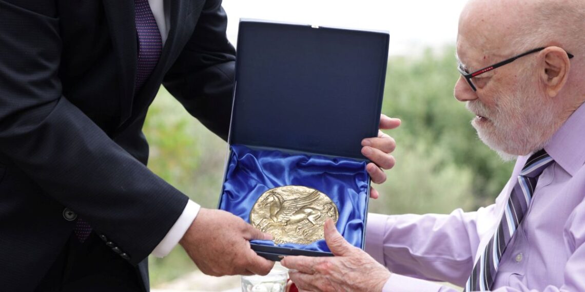 Ο Δήμος Κορινθίων τίμησε τον καθηγητή Dr. Charles Kaufman Williams, II