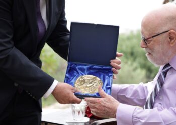 Ο Δήμος Κορινθίων τίμησε τον καθηγητή Dr. Charles Kaufman Williams, II