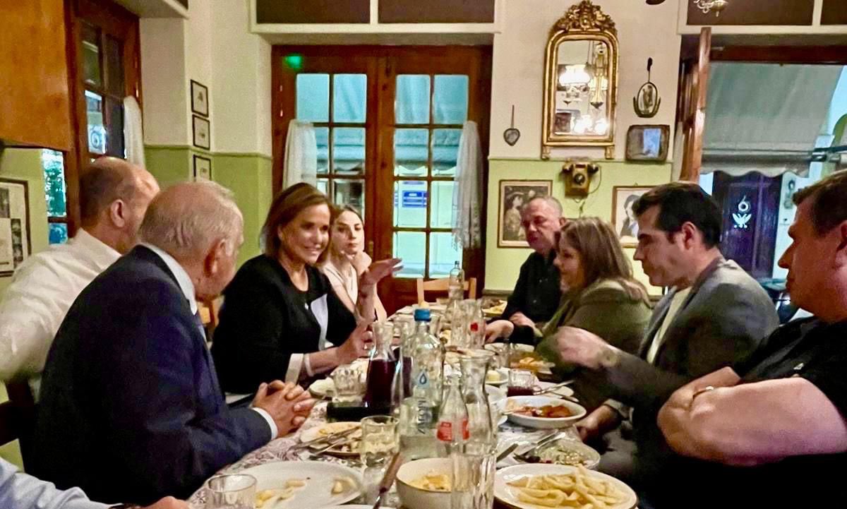 Η «γαλάζια» σύναξη στη Δραπετσώνα και ο ρόλος της Ντόρας Μπακογιάννη