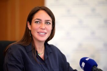 Δόμνα Μιχαηλίδου: «Επίδομα βαρηκοΐας-κώφωσης και για ηλικίες 18 έως 65 ετών»