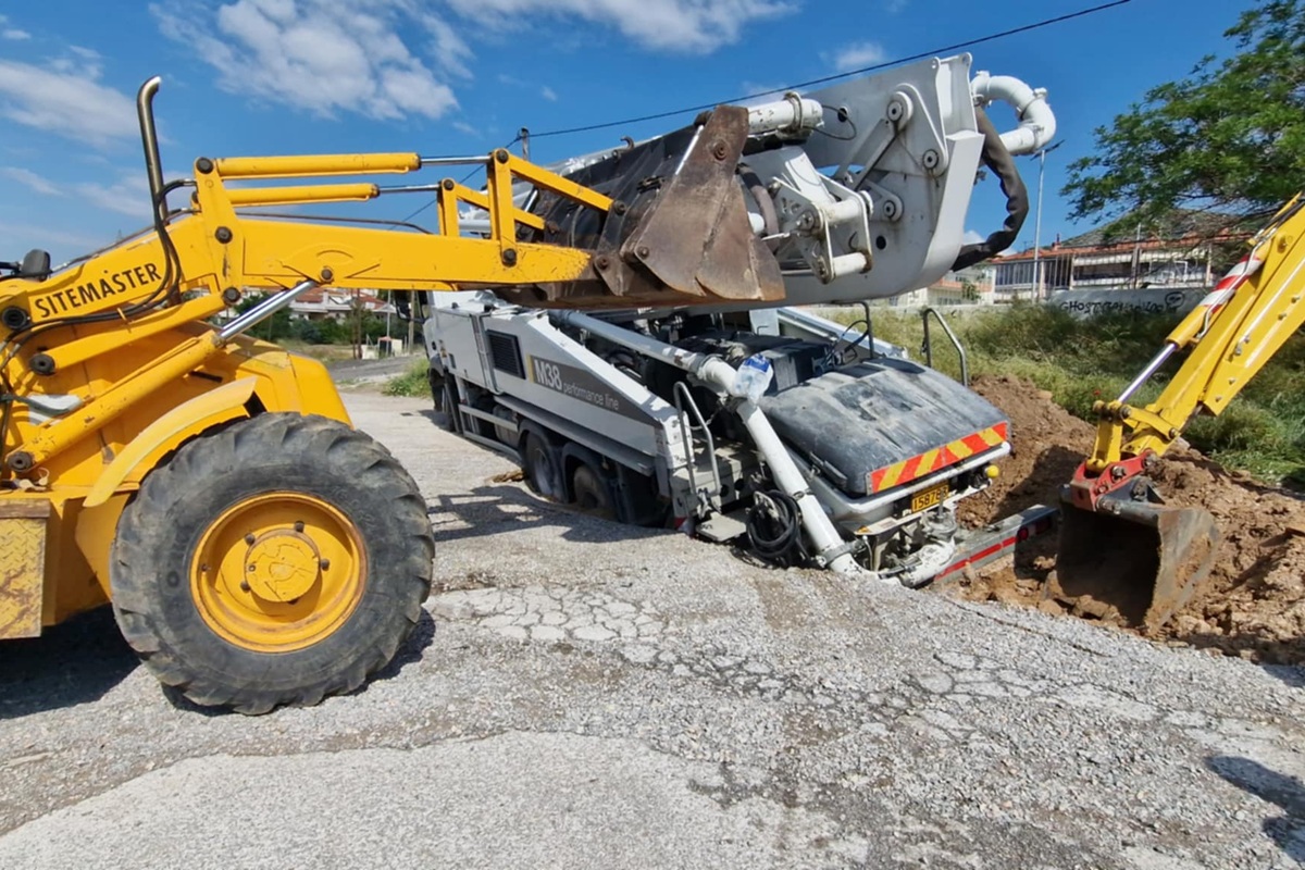 Θεσσαλονίκη: Υποχώρησε η άσφαλτος στο Παλαιόκαστρο Ωραιοκάστρου και… κατάπιε φορτηγό (ΦΩΤΟ+Video)