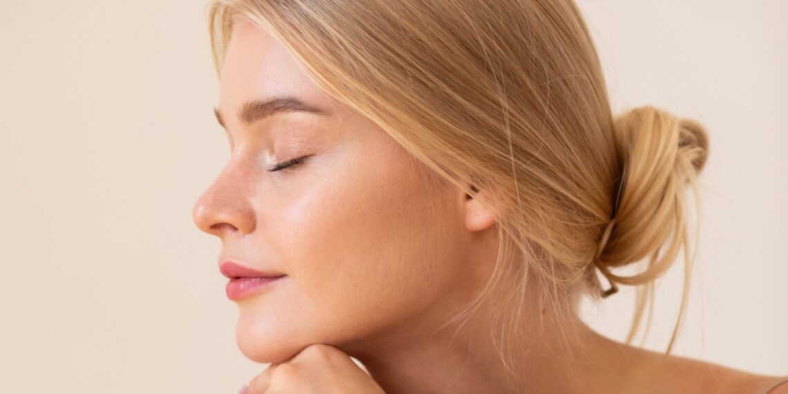 Πώς να ανανεώσεις το SPF σου χωρίς να χαλάσεις το μακιγιάζ – ναι, γίνεται!