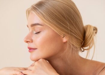 Πώς να ανανεώσεις το SPF σου χωρίς να χαλάσεις το μακιγιάζ – ναι, γίνεται!