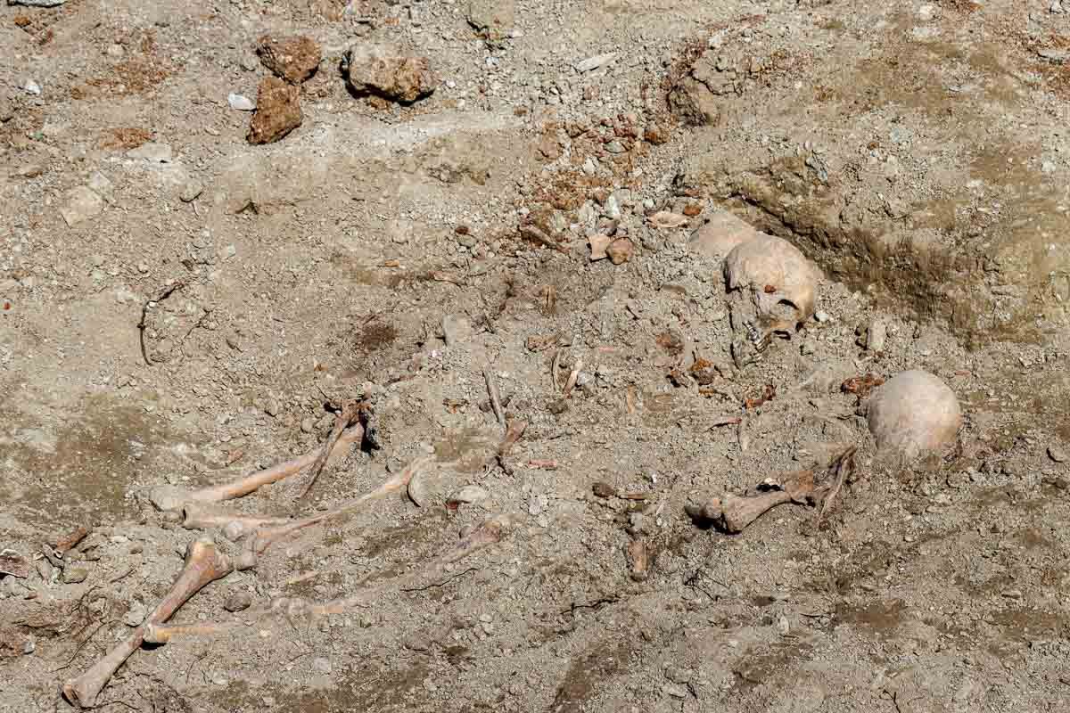 Σύλλογος Ελλήνων Αρχαιολόγων Vs Μενδώνη για τους 33 σκελετούς σε ομαδικούς τάφους στις Συκιές