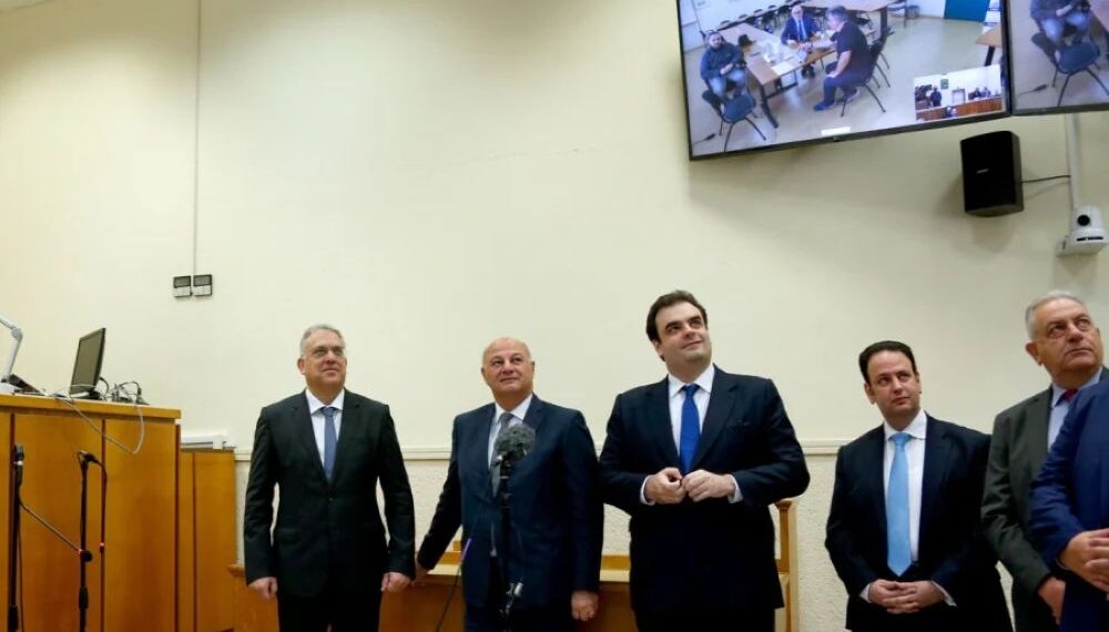 Στη σκιά της θέμιδος: Ό,τι συμβαίνει έξω από τις δικαστικές αίθουσες