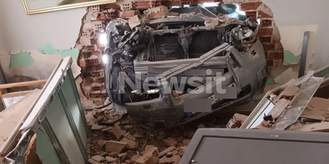 Θεσσαλονίκη: 70χρονος «μπούκαρε» με το αυτοκίνητό του στο σαλόνι ηλικιωμένης (ΦΩΤΟ)