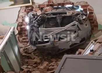 Θεσσαλονίκη: 70χρονος «μπούκαρε» με το αυτοκίνητό του στο σαλόνι ηλικιωμένης (ΦΩΤΟ)