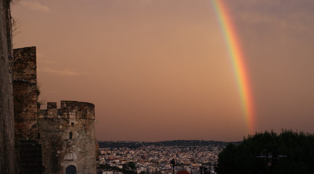 Πανέμορφο ουράνιο τόξο στη Θεσσαλονίκη μετά τη βροχή (ΦΩΤΟ)