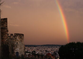 Πανέμορφο ουράνιο τόξο στη Θεσσαλονίκη μετά τη βροχή (ΦΩΤΟ)