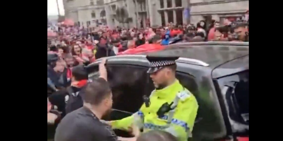 Λίβερπουλ: Σε σοβαρή κατάσταση δύο από τους 47 τραυματίες, μετά την παράσυρση πλήθους από αυτοκίνητο