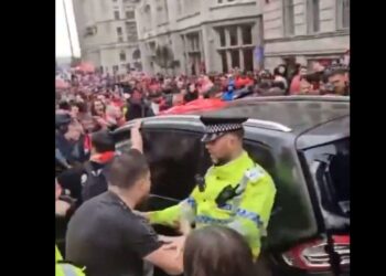 Λίβερπουλ: Σε σοβαρή κατάσταση δύο από τους 47 τραυματίες, μετά την παράσυρση πλήθους από αυτοκίνητο