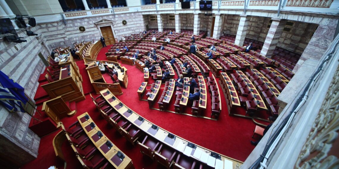 Στιγμιότυπα… εκτός καθηκόντων για υφυπουργό σε ταβέρνα και γήπεδο