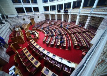 Στιγμιότυπα… εκτός καθηκόντων για υφυπουργό σε ταβέρνα και γήπεδο