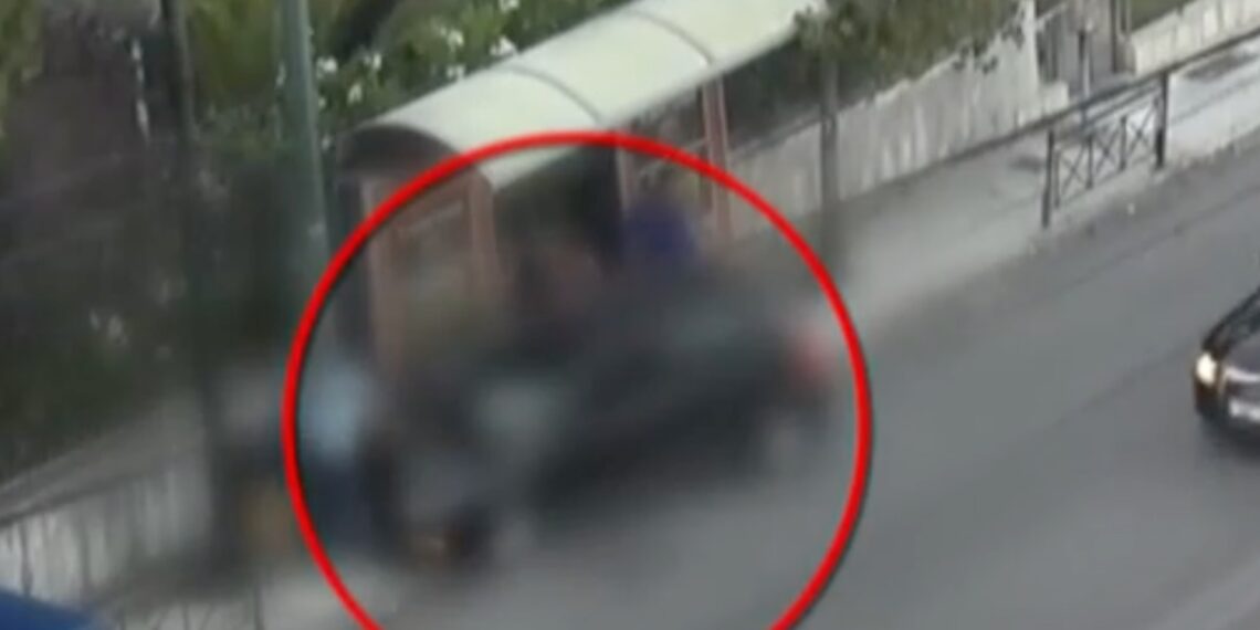 Βίντεο ντοκουμέντο από τη στιγμή που το ΙΧ πέφτει πάνω στη στάση λεωφορείου στο Χαλάνδρι