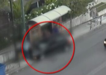 Βίντεο ντοκουμέντο από τη στιγμή που το ΙΧ πέφτει πάνω στη στάση λεωφορείου στο Χαλάνδρι