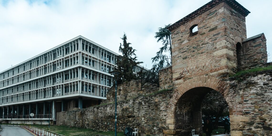 Η πεζογέφυρα των δικαστηρίων  