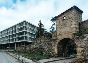 Η πεζογέφυρα των δικαστηρίων  