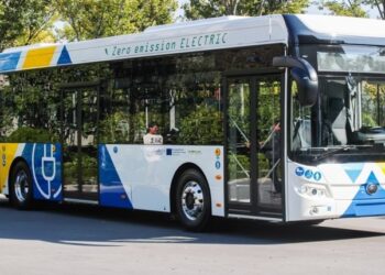 Συνελήφθη στη Βάρη 17χρονος που παρίστανε τον ελεγκτή σε αστικό λεωφορείο