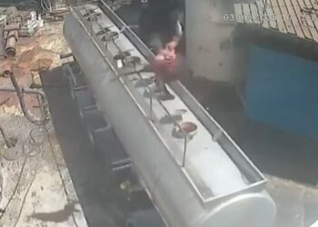 Έκρηξη σε βυτιοφόρο από τσιγάρο εκσφενδόνισε νεαρό στην Τουρκία (video)