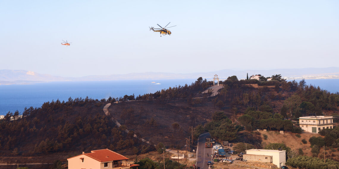 Καλύτερη εικόνα στη Χίο – Ξεκίνησαν ξανά οι ρίψεις από αέρος (Video)