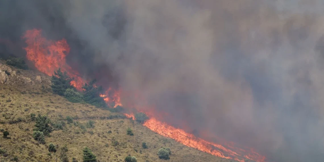Νέο μέτωπο ξέσπασε στη μεγάλη φωτιά στη Χίο