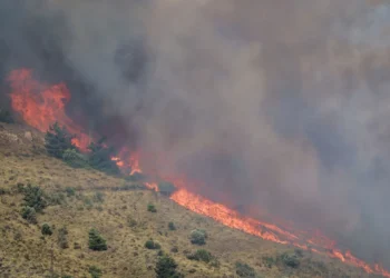 Νέο μέτωπο ξέσπασε στη μεγάλη φωτιά στη Χίο
