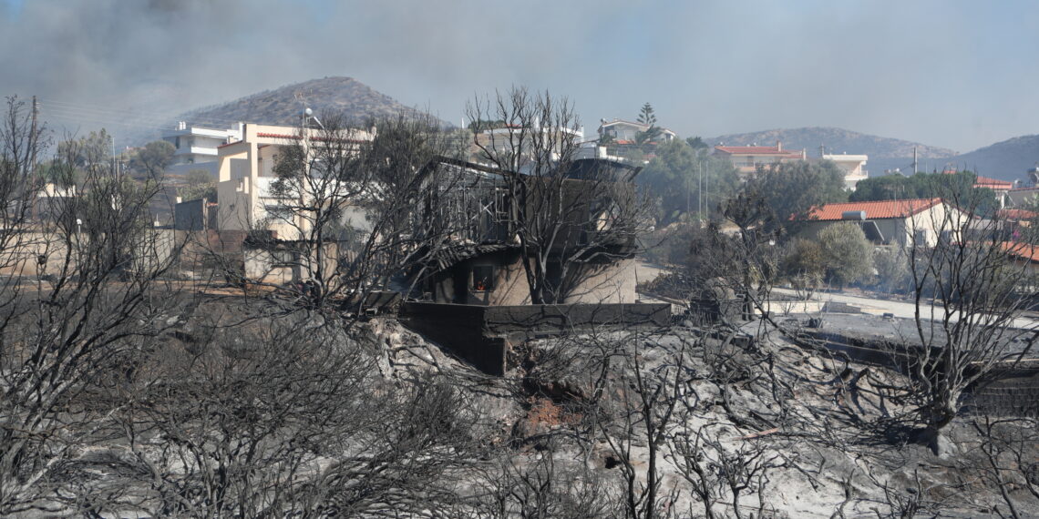 Παλαιά Φώκαια: Κάηκαν σπίτια, εκκενώθηκαν οικισμοί – Ενισχύονται οι πυροσβεστικές δυνάμεις