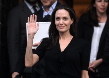 Η Angelina Jolie έγινε 50: Οι πιο εμβληματικές στιλιστικές της στιγμές (Φωτό)