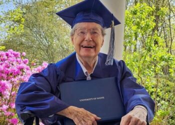 Το όνειρο της πραγματοποιήθηκε: Πήρε το πτυχίο στα 88!