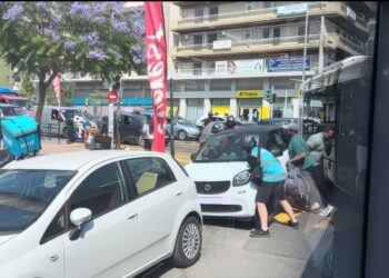 Γαλάτσι: Πολίτες σήκωσαν αμάξι για να περάσει λεωφορείο (Βίντεο)