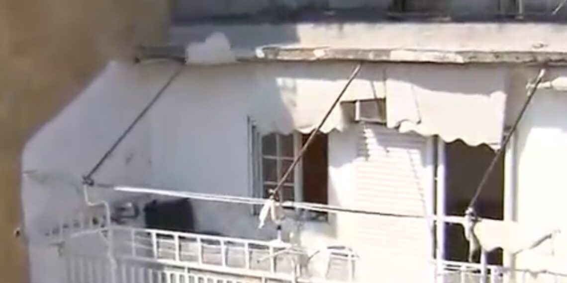 Εντοπίστηκαν οι γονείς που άφησαν το μωρό στο μπαλκόνι – Άθλιες οι συνθήκες διαβίωσης για το βρέφος