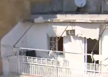 Εντοπίστηκαν οι γονείς που άφησαν το μωρό στο μπαλκόνι – Άθλιες οι συνθήκες διαβίωσης για το βρέφος